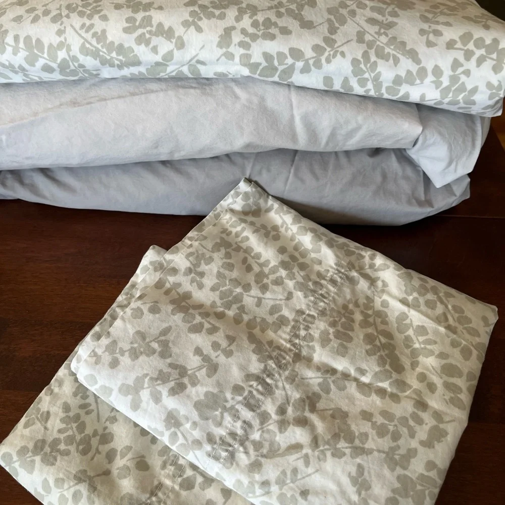 DormReady! Company Store, Floral top sheet & 2 pillow cases, 2 fitted sheets!
